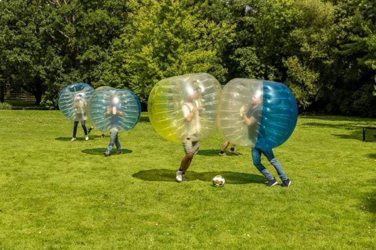 Twee mannen aan het dueleren voor balbezit tijdens bubble voetbal