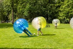 2 mannen die tijdens bubble voetbal in Rotterdam net een 1-op-1 duel zijn aangegaan.