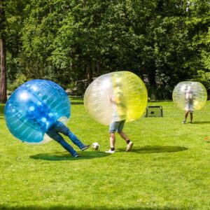 2 mannen die tijdens bubble voetbal in Rotterdam net een 1-op-1 duel zijn aangegaan.