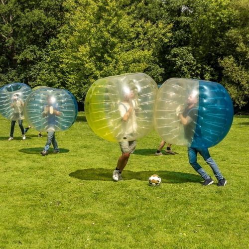 Twee mannen aan het dueleren voor balbezit tijdens bubble voetbal