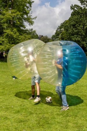 2 mannen die tijdens bubble voetbal in Rotterdam net een 1-op-1 duel zijn aangegaan.
